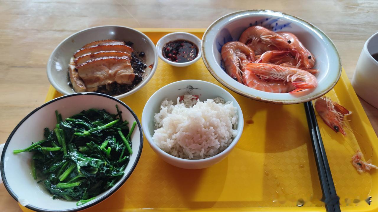 前两天我的外甥给我发语音，他今年还不到3岁，只会喊简单的爷爷奶奶，爸爸妈妈，然后