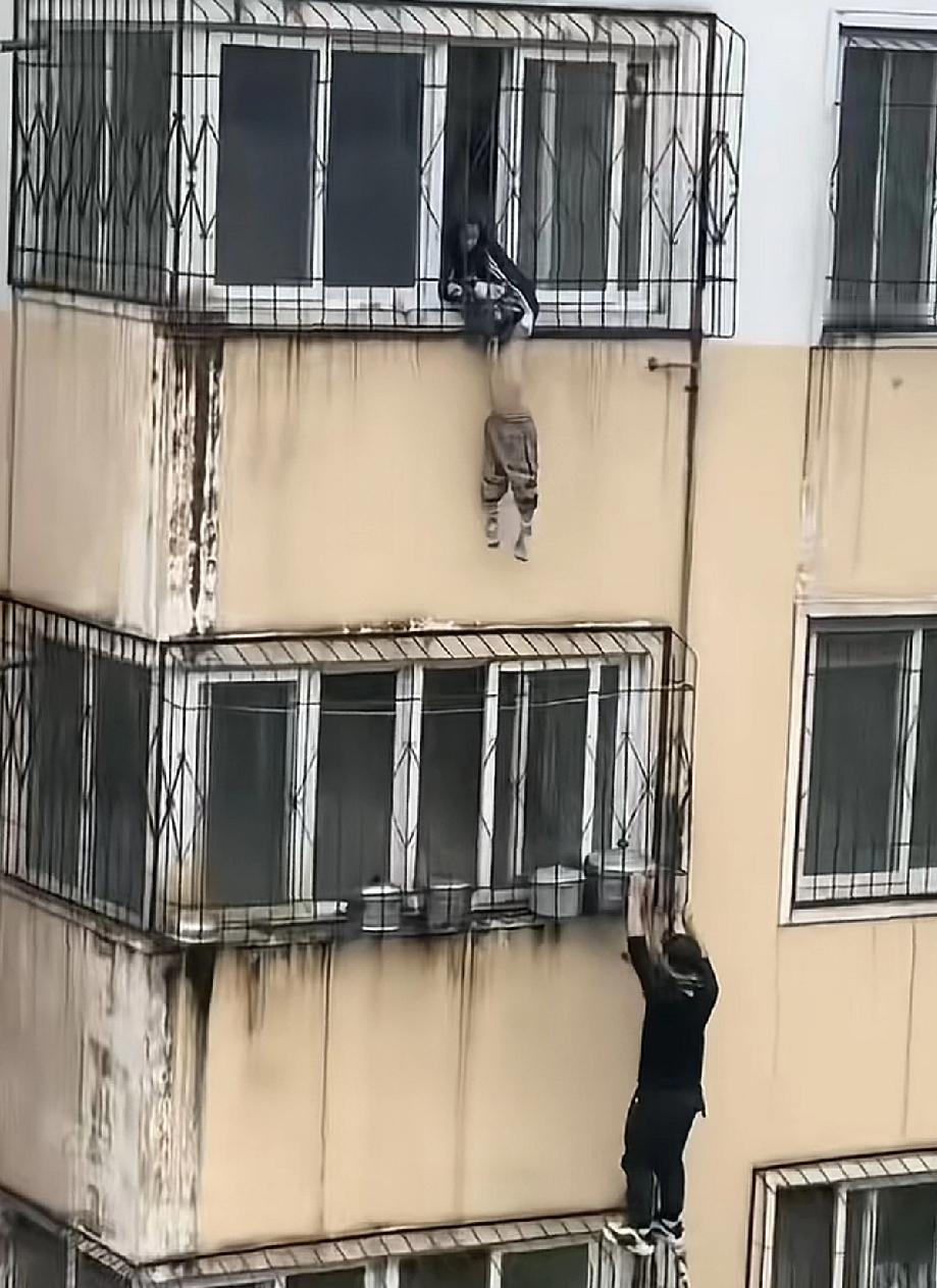 一般人还真做不到，关键时刻外卖小哥比救援大队还迅速!
一孩子卡在窗户护栏，群众已