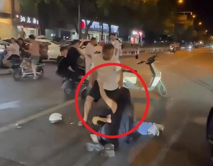 “我已经原谅过你一次了！”杭州男子当街暴打情夫，妻子下车跪地护奸夫，还大喊：“要