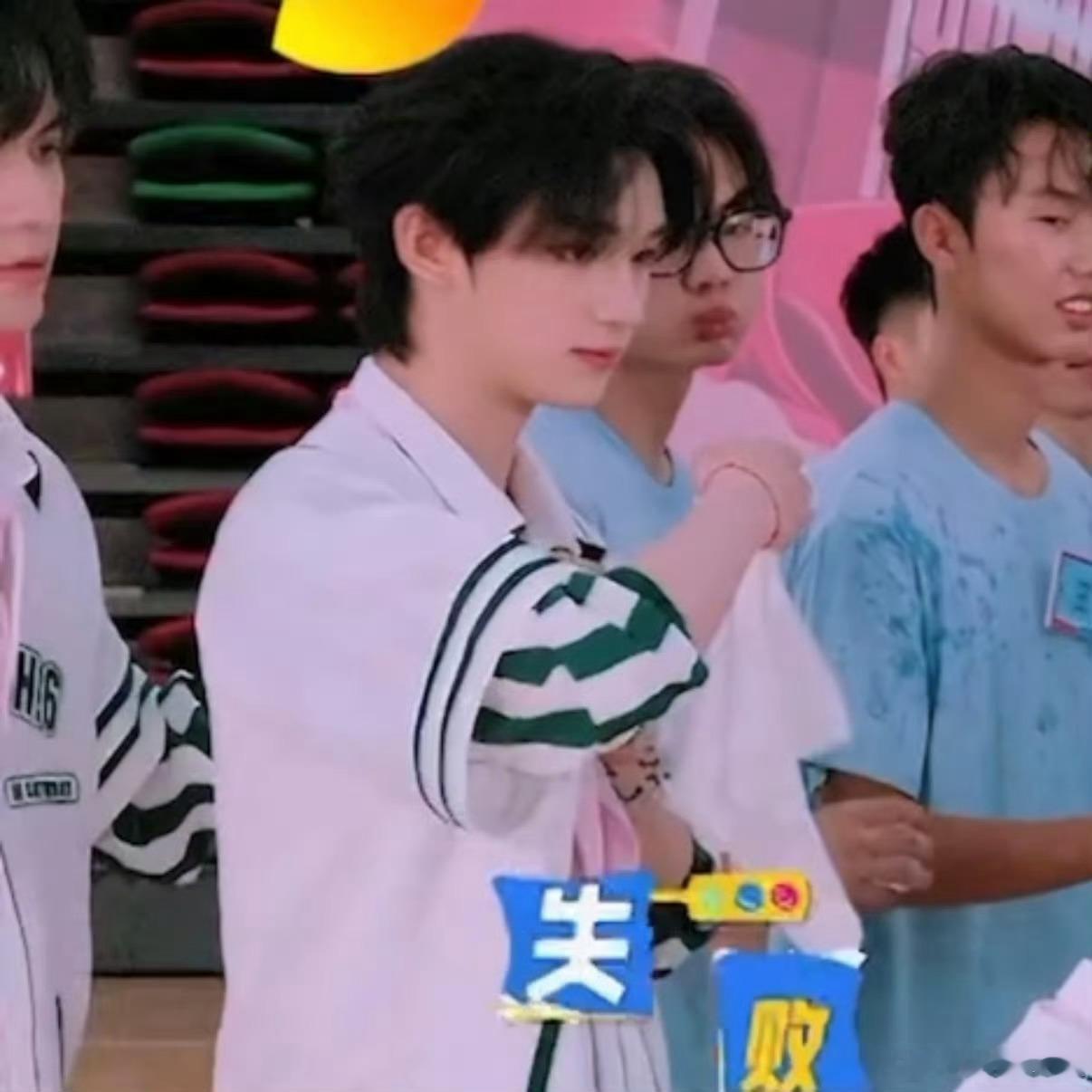 丁程鑫拿毛巾保护受伤的手不被泼湿 不止泼水环节细心护伤，康复期还会下意识用伤手撑
