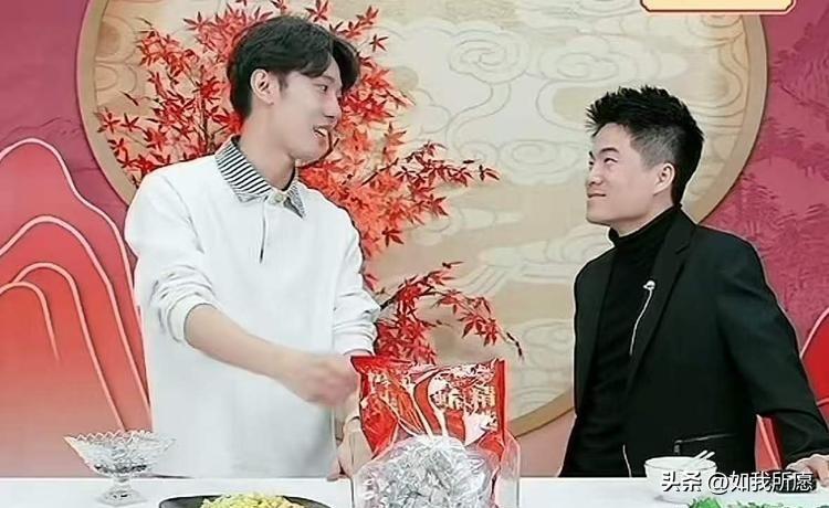 董宇辉这次春节最戳人的，
不是他休了几天假，
而是他写到爷爷那段——爷爷生病许久