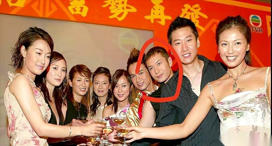 这是一张几乎快被时光抹去的旧照片。看着里面那个发际线明显后移、含胸缩背的年轻人，