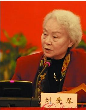 1938年，10岁的刘爱琴被接到了延安，一个高大的男人快速向她走来，她害怕地躲闪