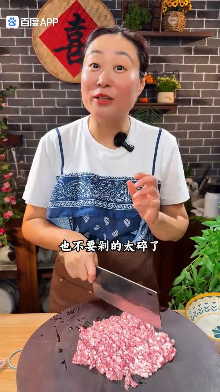 大家注意看，把肉馅放在土豆片里边，出锅就是一道非常经典的美食，吃起来外酥里糯，鲜
