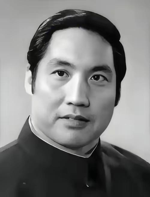 他因在一部样板戏中饰演剧中人物李玉和而🔥火遍大江南北。
       估计60