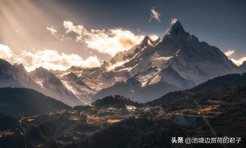 看风景的话，我首推新疆喀纳斯。9月底到10月初，它就是国内秋色天花板，层林尽染的
