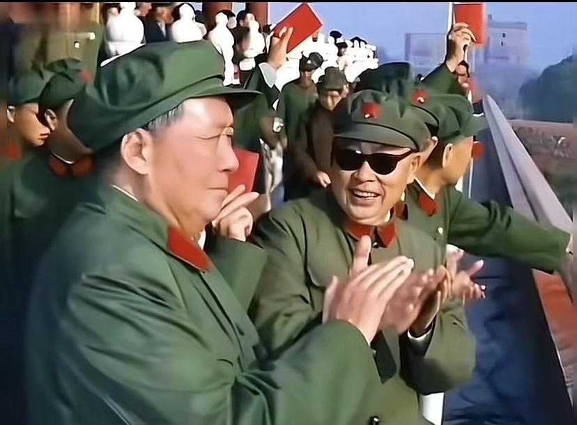 崭新65式军服一穿，开国将军们个个精神奕奕！这款衣服的特点简单，好识别，不像迷彩