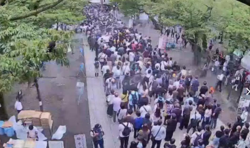 8月15日靖国神社参拜人流再起，高市早苗本人没进神社却在数百米外“遥拜”，防卫大