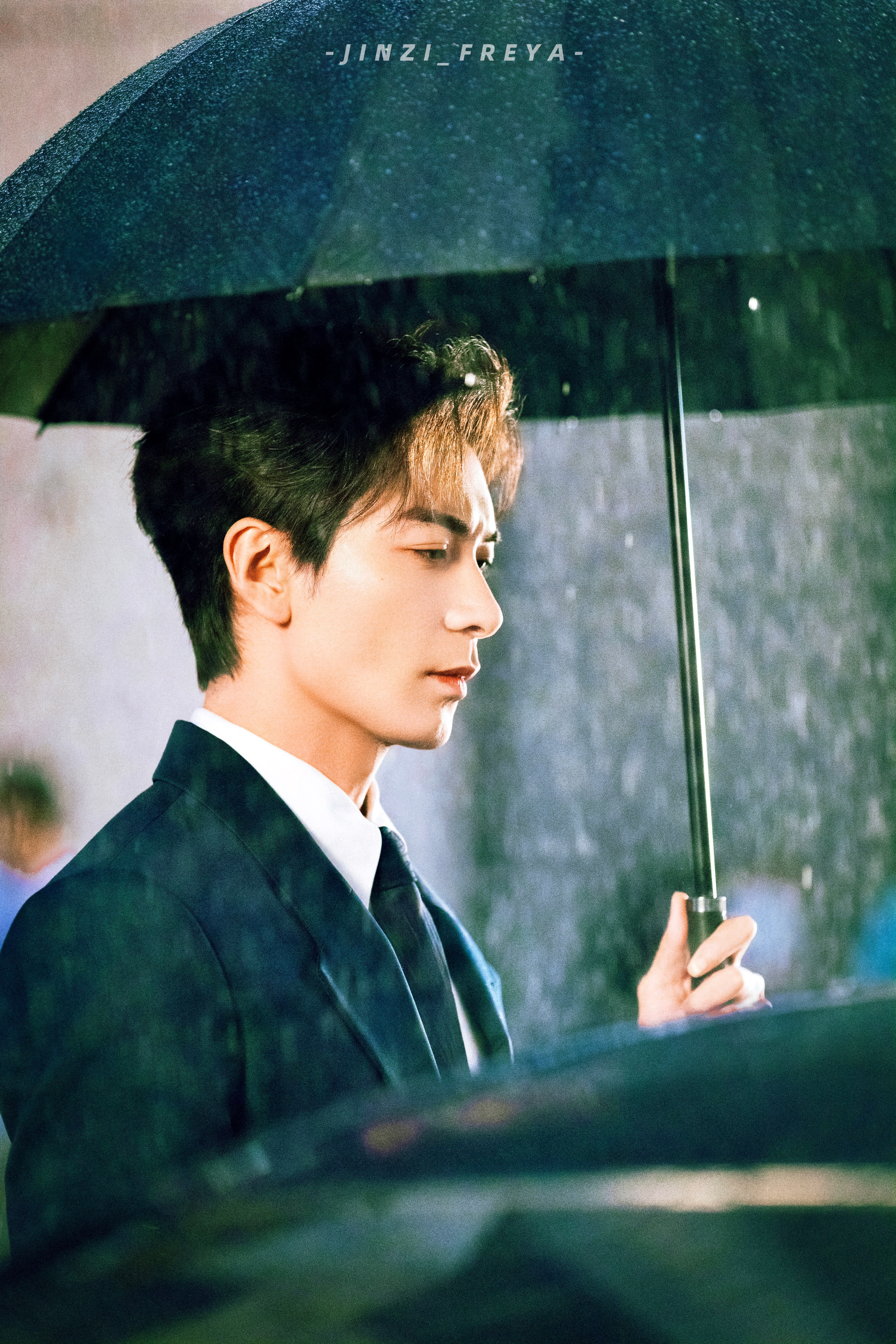 陈星旭 陈星旭地球超新鲜 陈星旭陆行之 ☔：冷冷的冰雨在脸上胡乱的拍。☔：可我的