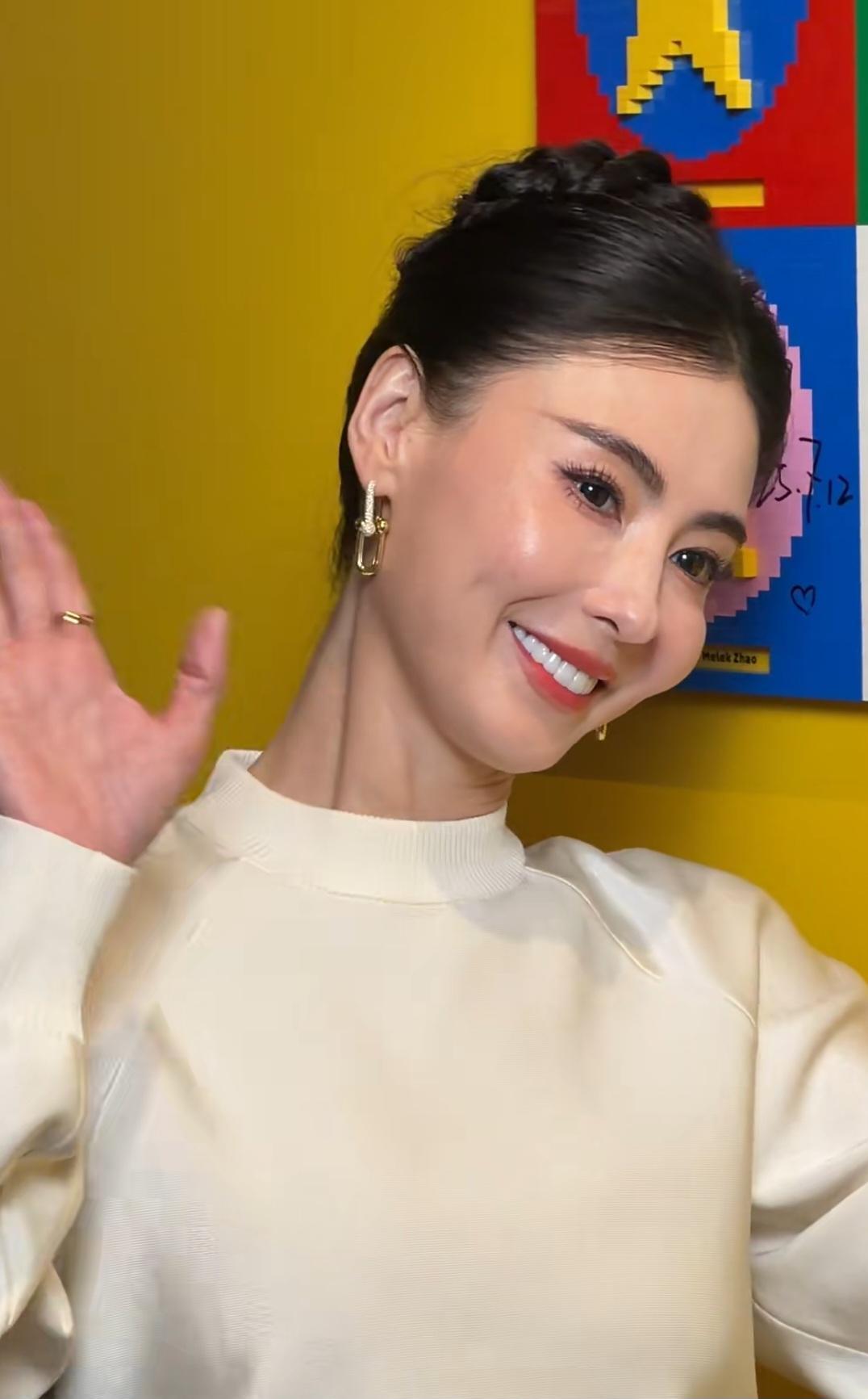 45岁的张柏芝虽然美貌仍在，但生图也开始挑角度了!
张柏芝今天一身白色卫衣，配经