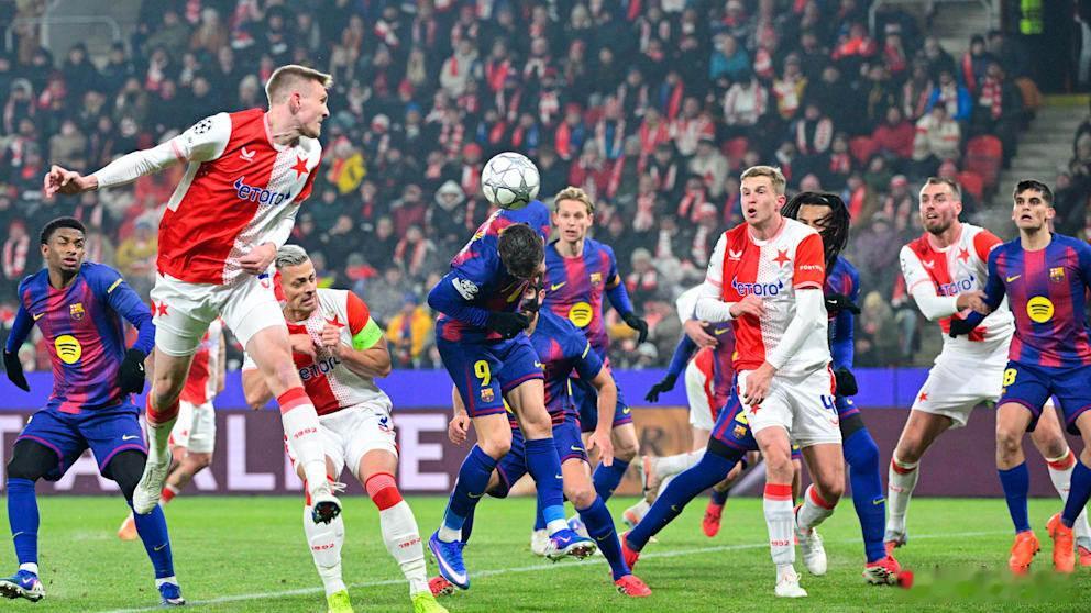 这是莱万职业生涯第一个乌龙球，当然也是他第一次一场比赛攻破两队球门莱万的乌龙球让