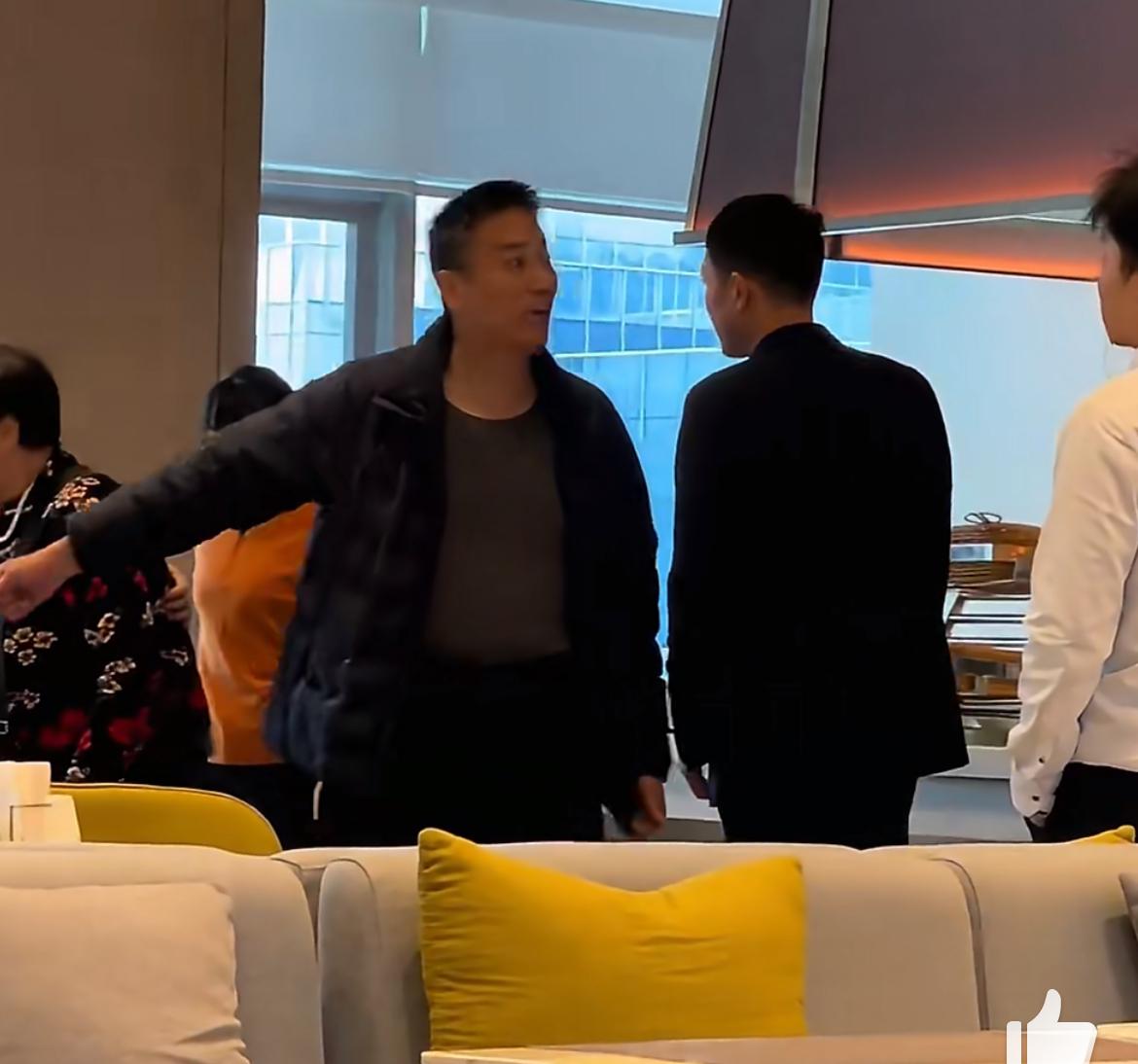 真是丢脸，中年仙男酒店吃自助早餐还要打包带走，不从就撒泼。中年仙男带着80老母酒