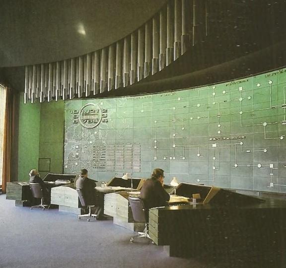 电网管理中心 1985 ⚡️⚡️
苏联西北联合电网管理中⼼，⾥加，1985年。