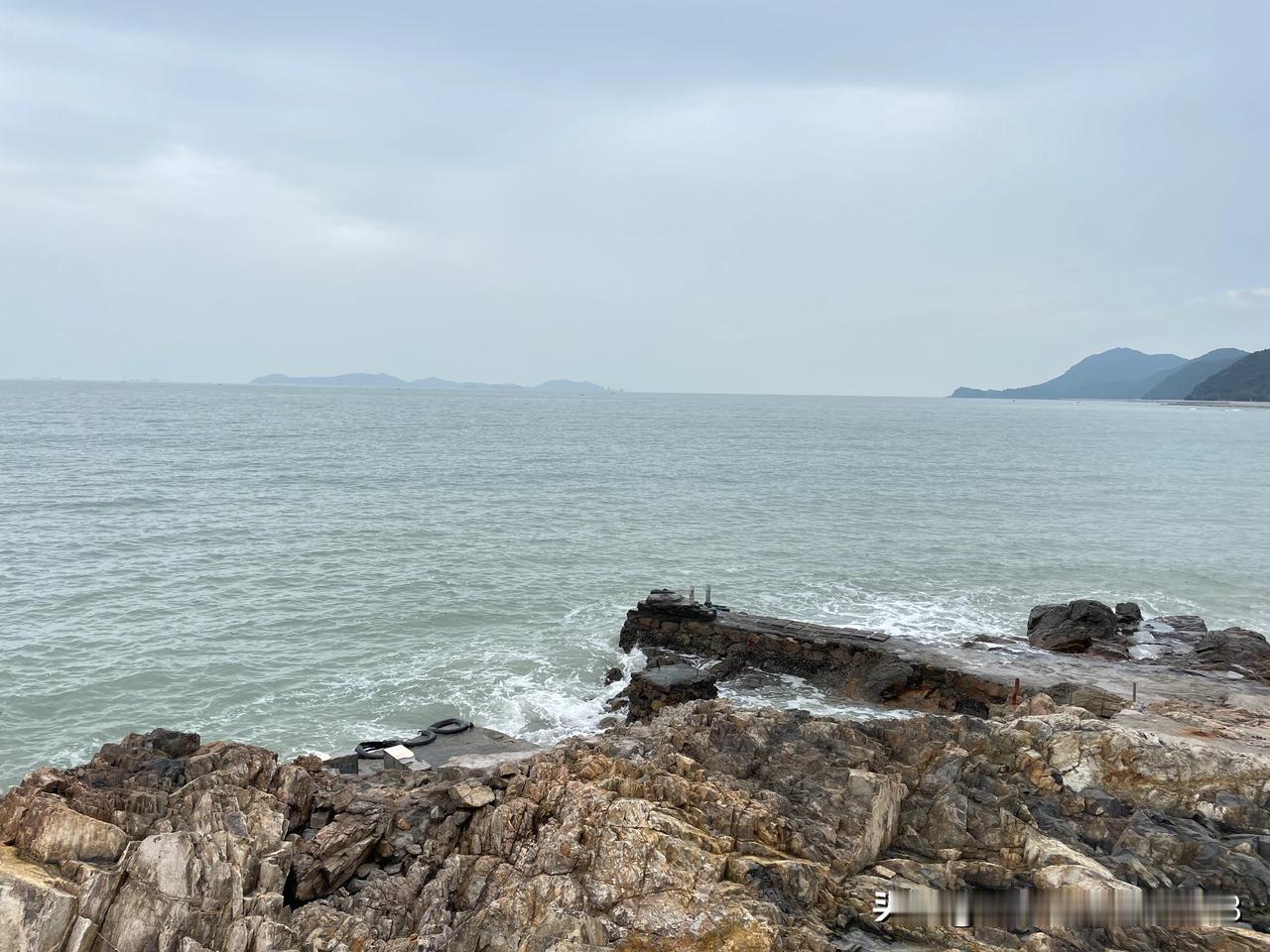 杨梅坑位于中国广东省深圳市大鹏新区，是一处风景秀丽的海滨旅游胜地。这里以其独特的