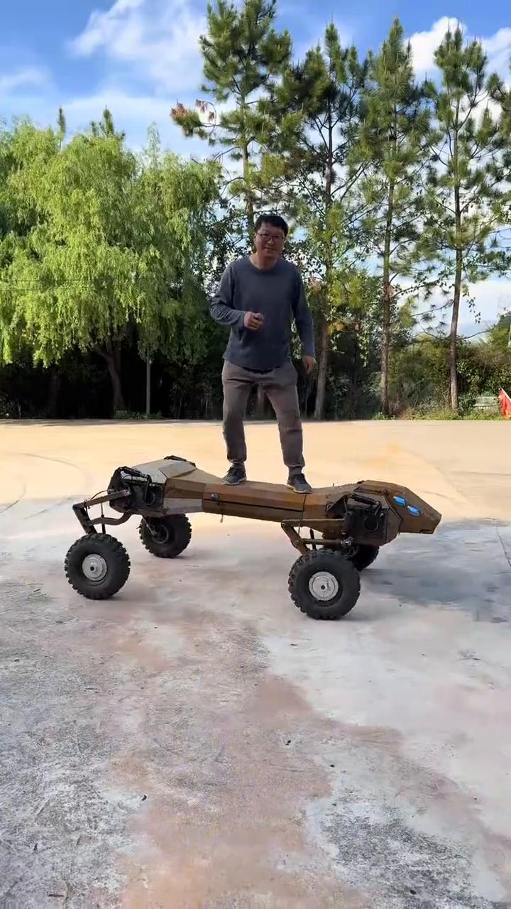 你们的梦中情车它来了，来试试它的运载能力。这是它的转向系统，在腿上了，背动减震。