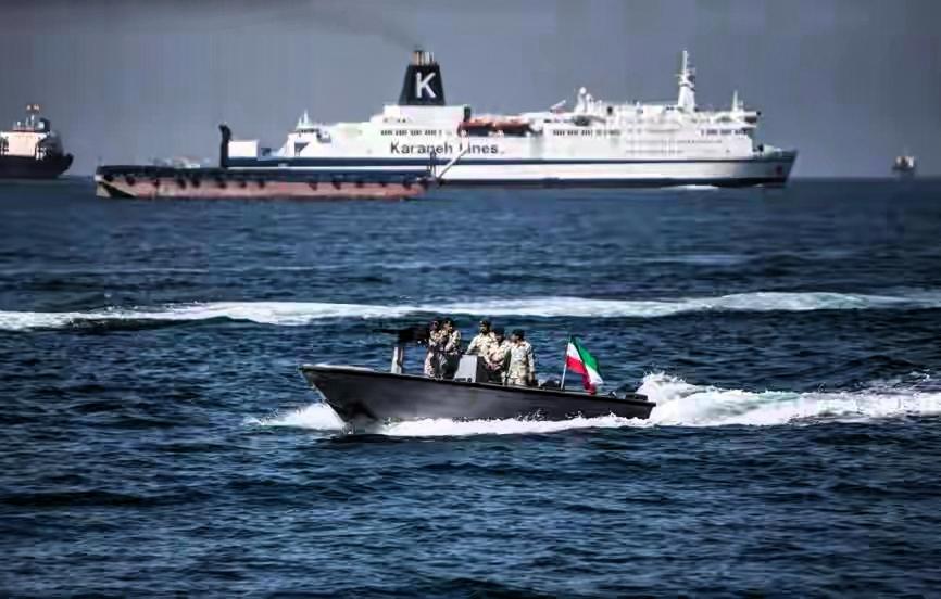 全球油管咽喉突发“私有化”强震！
波斯湾出入口骤然拔地而起一座隐形收费站。美西方