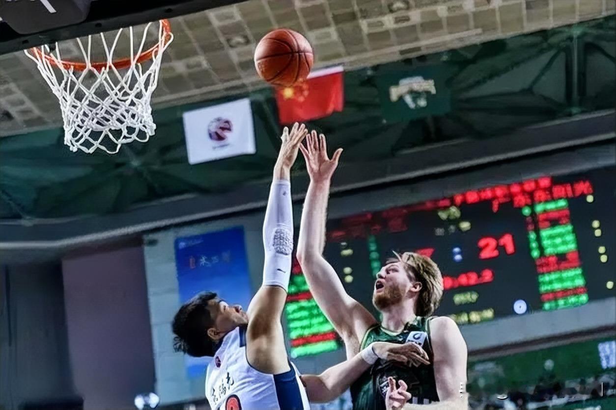 广东男篮力克南京，豪取胜利

1月13日CBA常规赛，广东男篮与南京男篮展开激烈