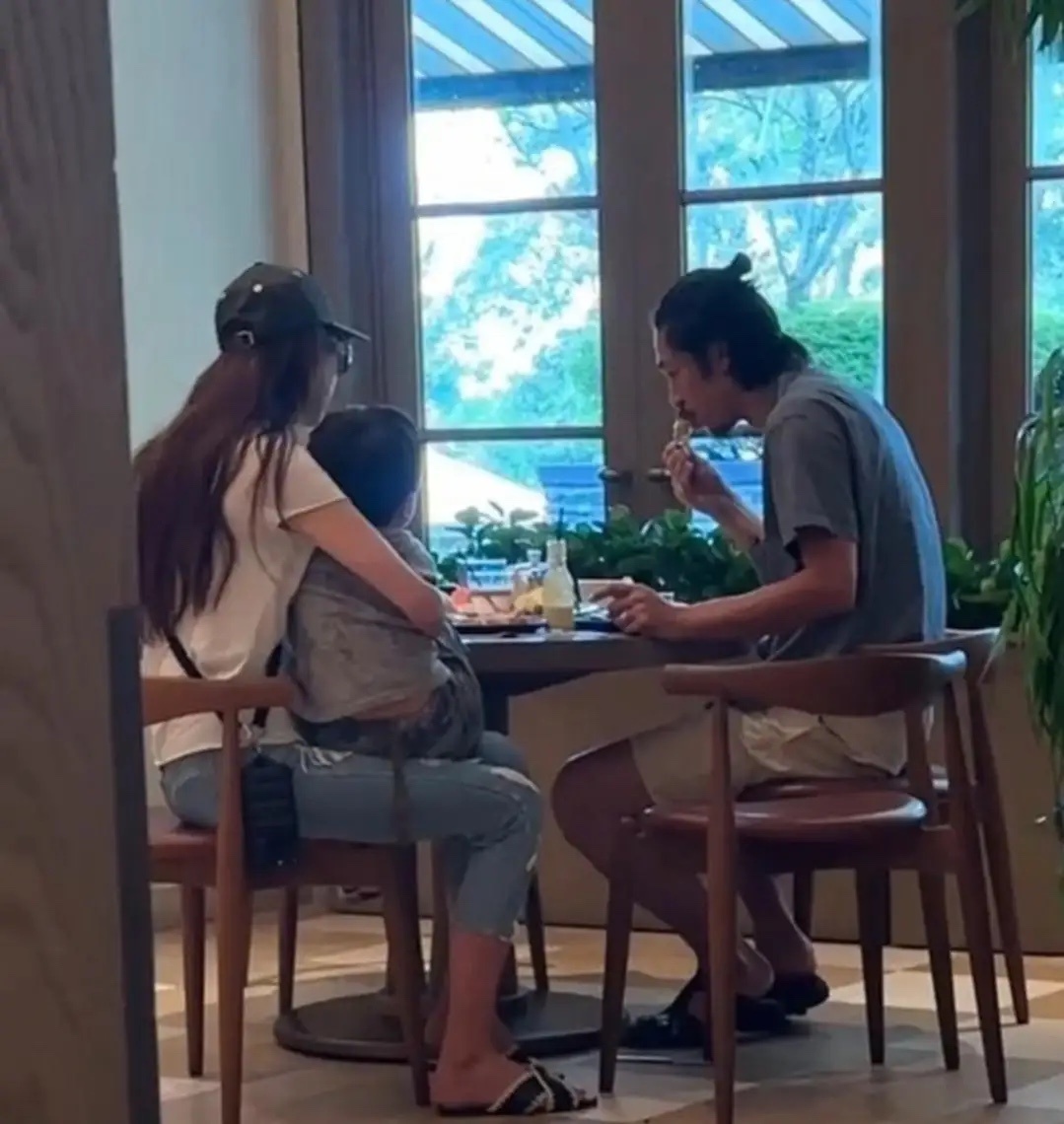 52岁林志玲和老公儿子现身新加坡一家餐馆吃饭，她抱着4岁儿子，一直在喂儿子吃饭，