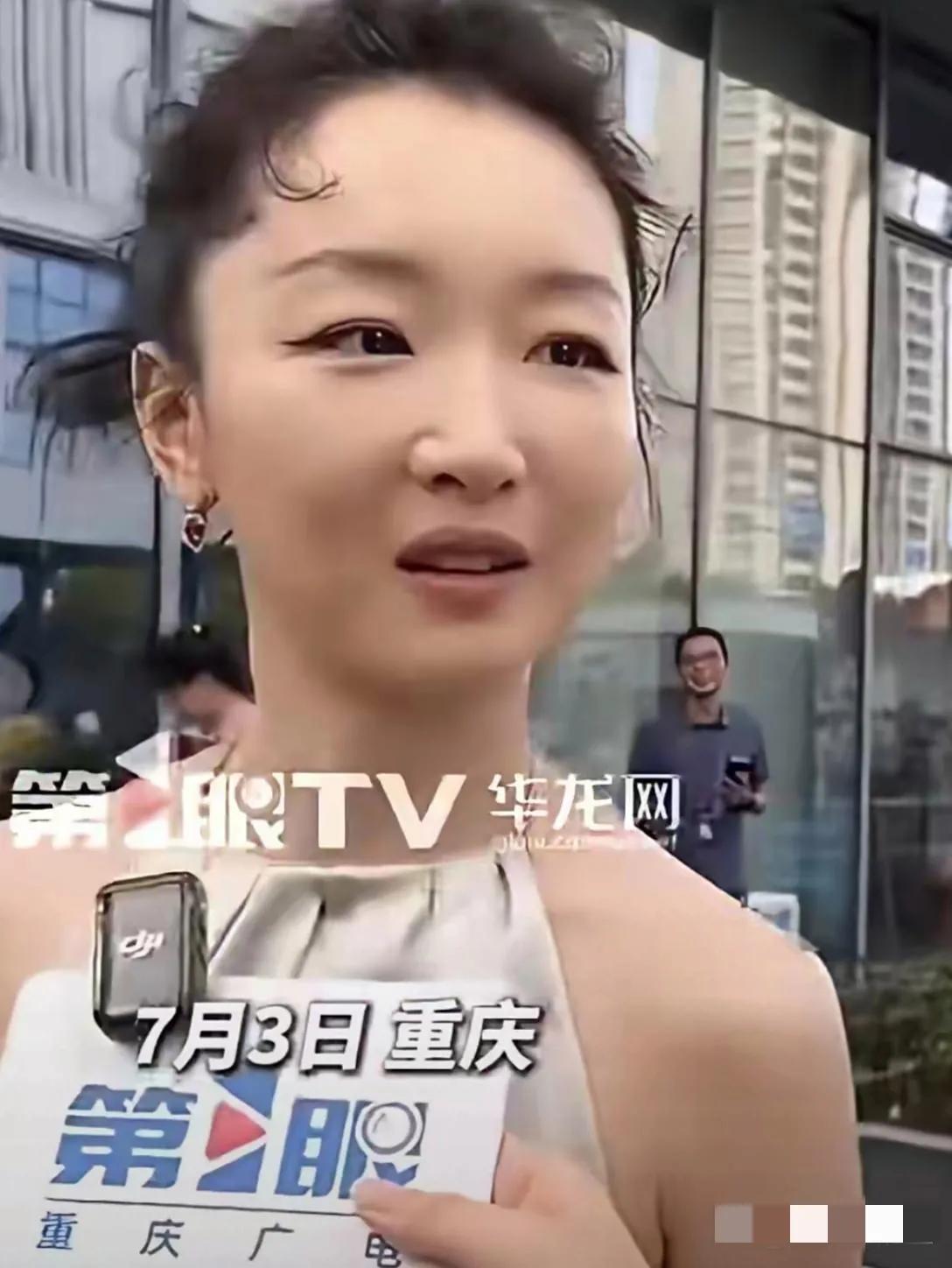 哇塞，镜头中的周冬雨看上去眉膀眼肿，鼻子怪异，面孔竟然有些馒化，也有了中年大妈的