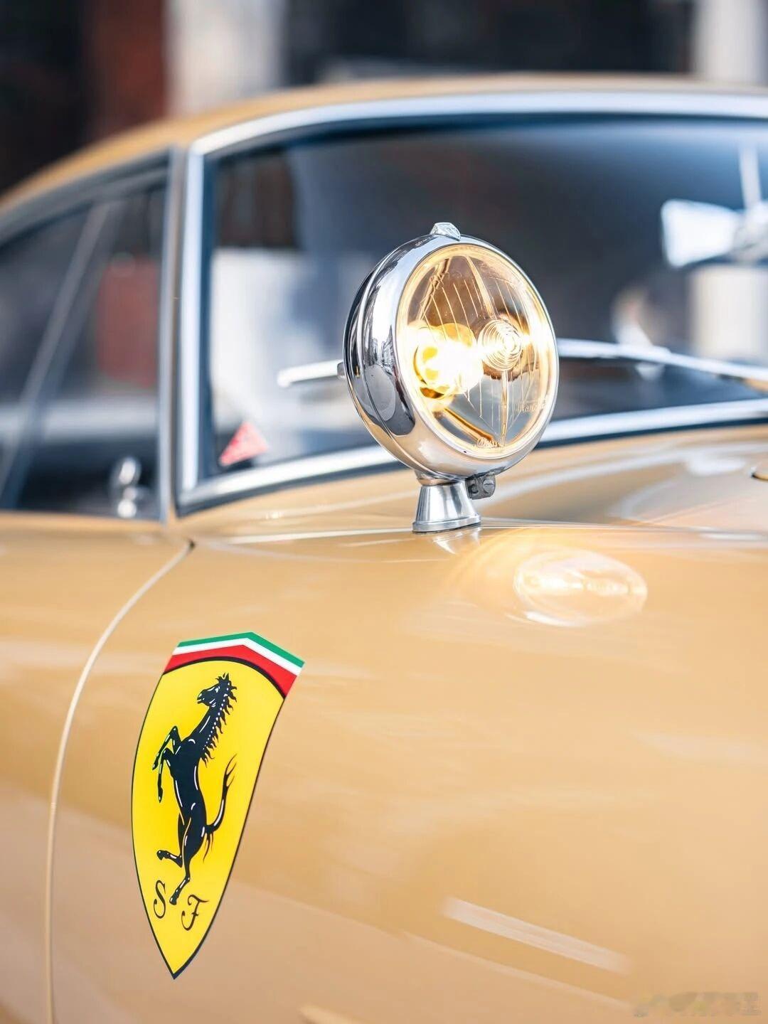 伦敦街头捕获一只金色跃马🐎Ferrari 250 GT SWB，短轴距，长传奇
