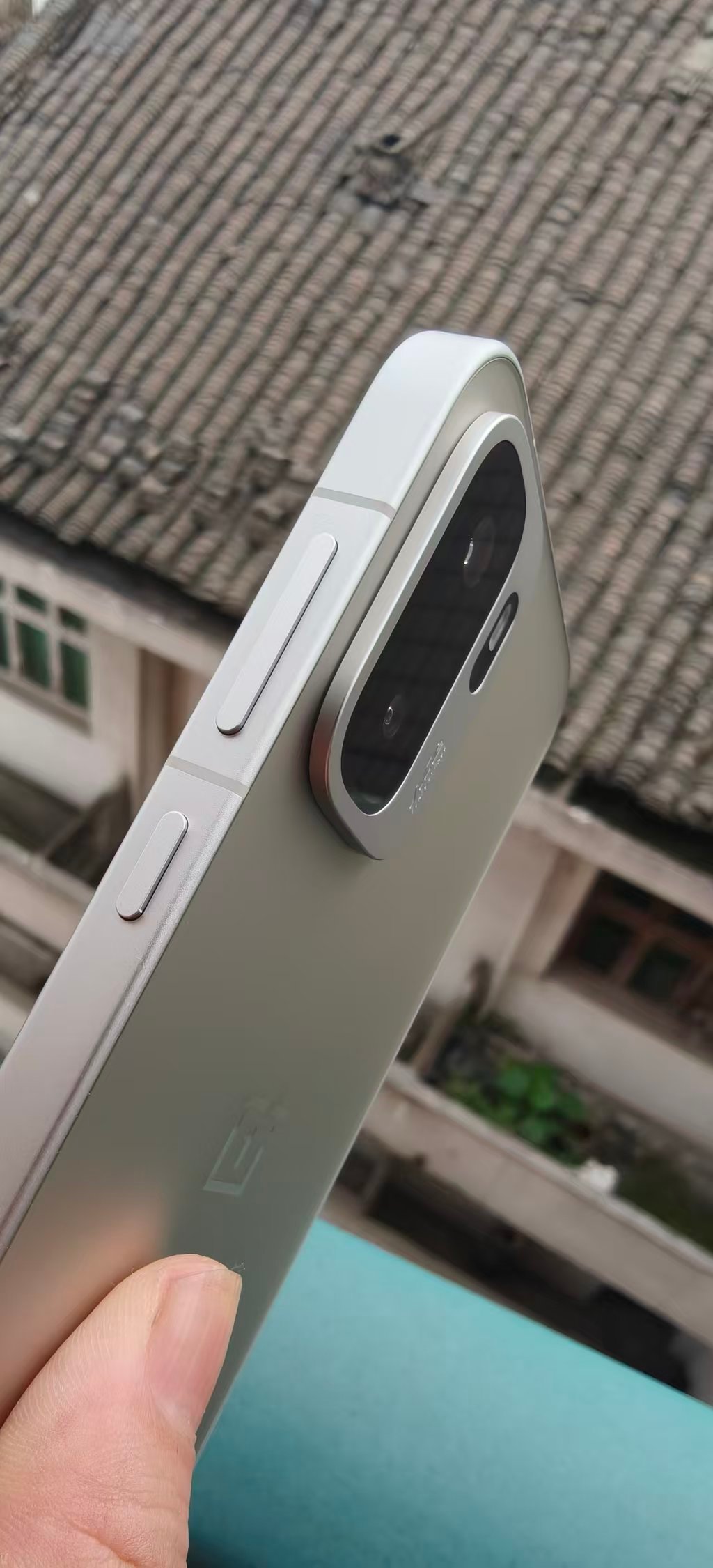 新机来了 一加Ace6至尊版金色风暴配色真机图赏，大R角金属中框把机色包得严严实