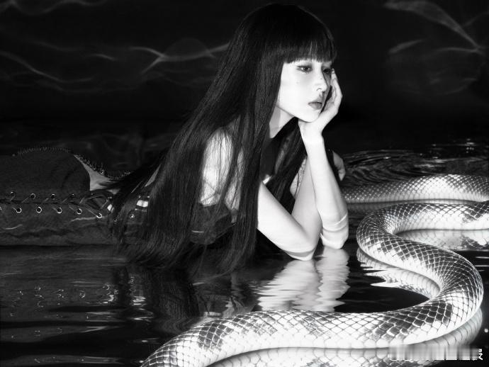 张淼怡红毯造型上新了张淼怡在微博视界大会的红毯造型太有记忆点！异瞳+竖瞳的蛇系设