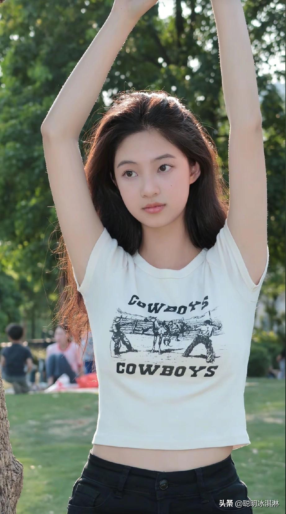 夏日公园里的牛仔少女，自由自在，活力满满！