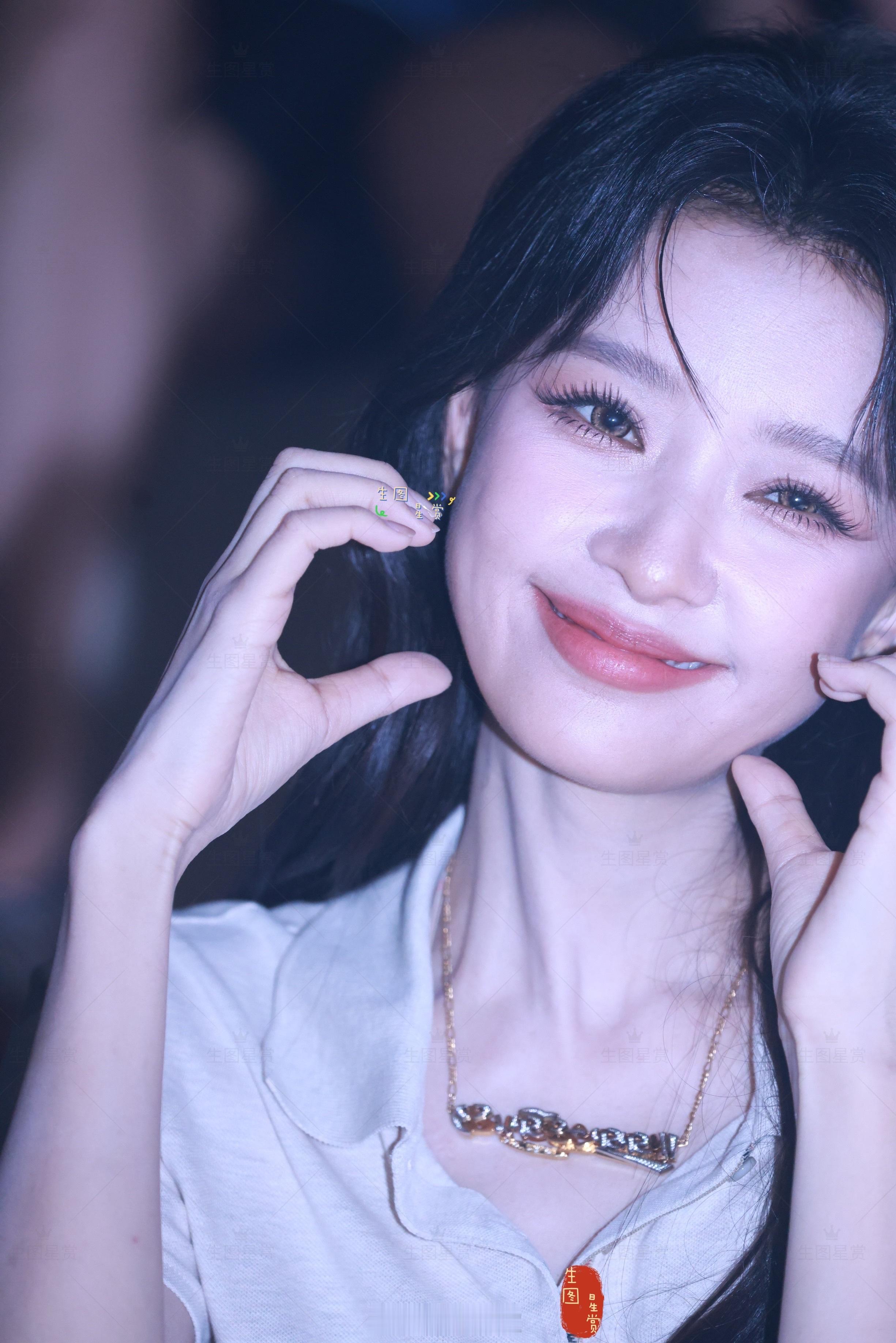 怼脸拍了这个脸颊比心的漂亮怡🫰🏻孙怡anotherman派对晚宴出图 