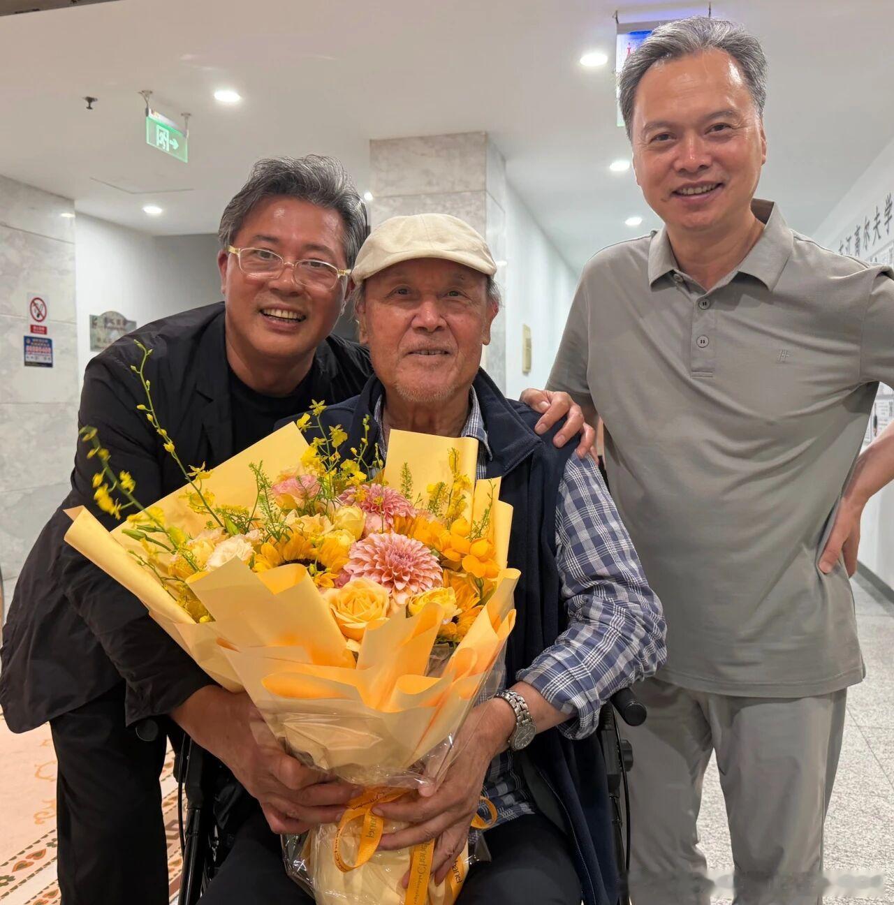 上影厂探望厂里退休老艺术家（黄晓明、孙俪都是这两年刚进上影厂的演员，自己在外面拍