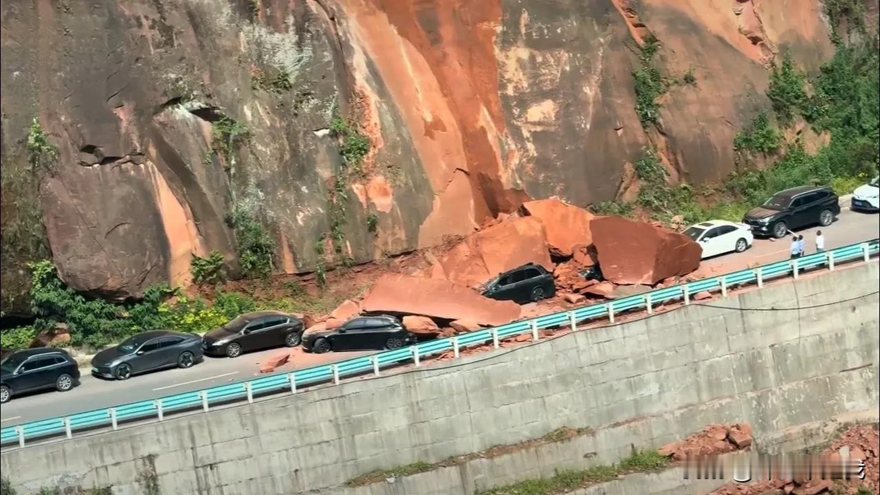 有网友发布，

某地景区外围道路山体塌方，

有车辆被砸中，

但愿人平安！ ​