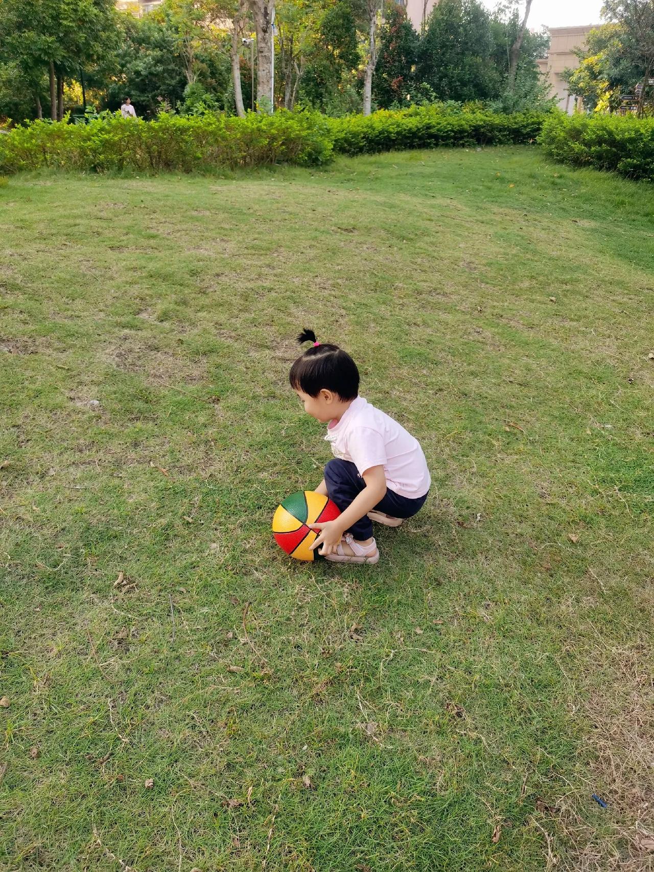  下午去幼儿园接小宝贝，她非常高兴地和我说：“妈妈，我在幼儿园很开心，我明天还要