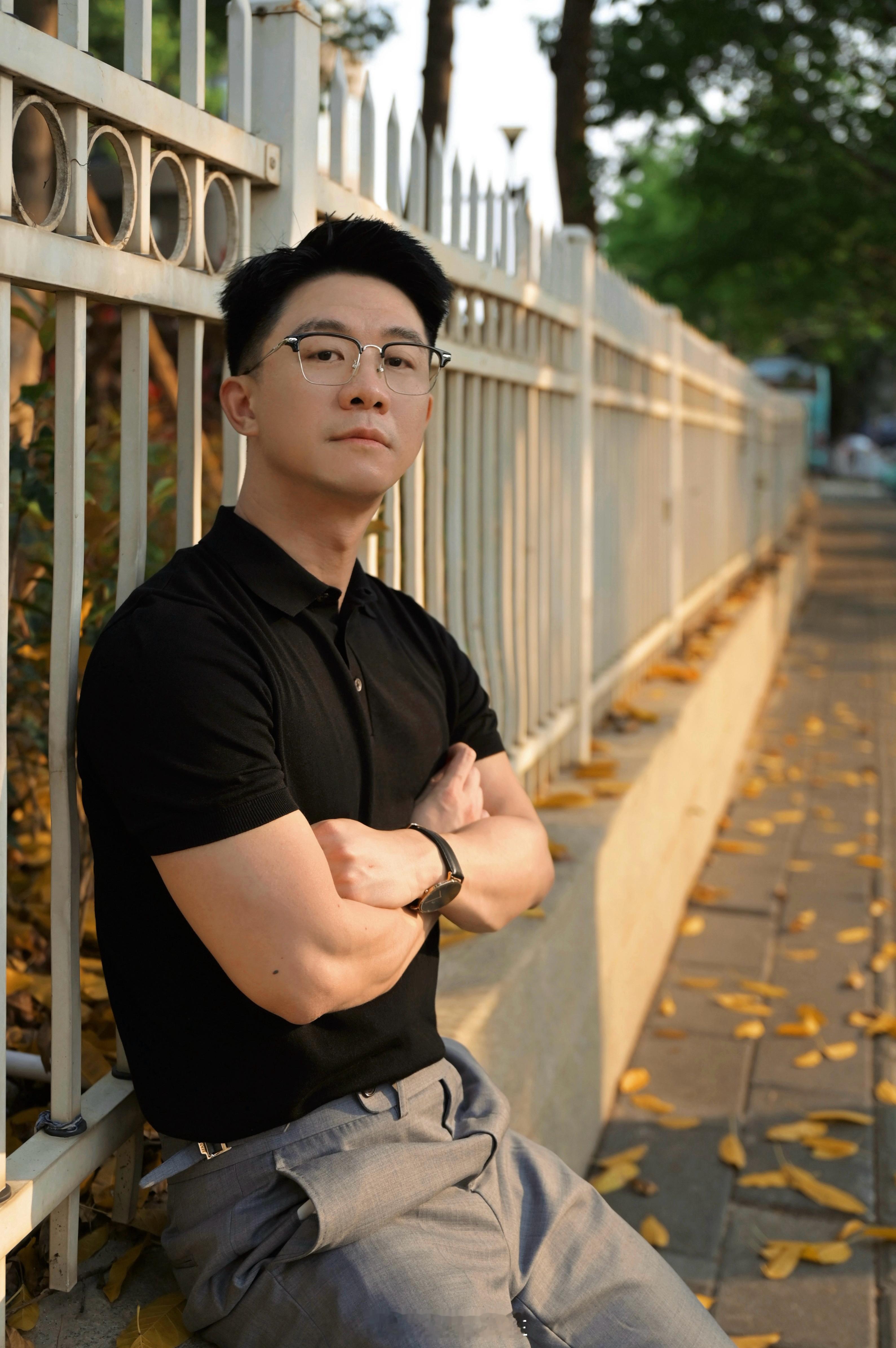 福建的春天很特别，会一边开花，一边落叶，形成“春日秋景。”在这里，春天与秋天都可