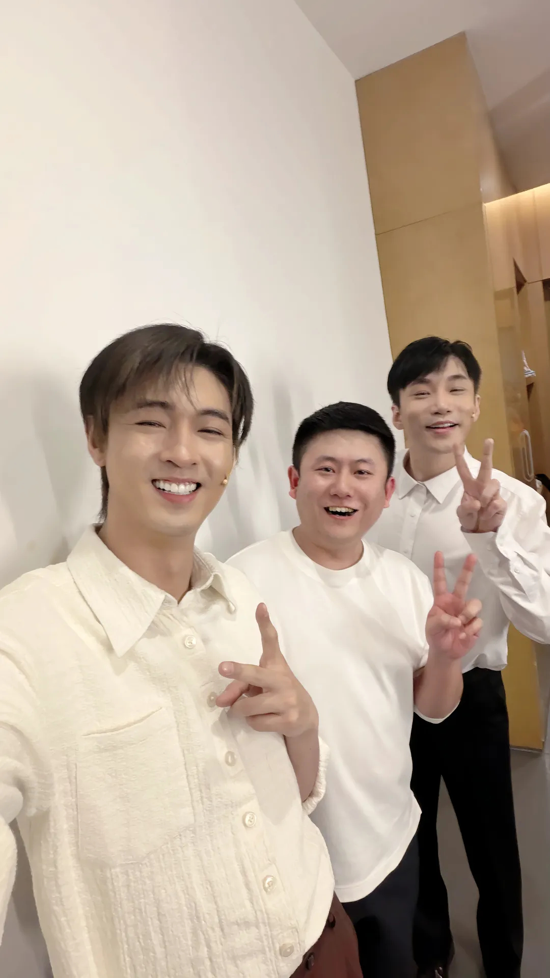 秦霄贤何九华与好朋友的合影。 