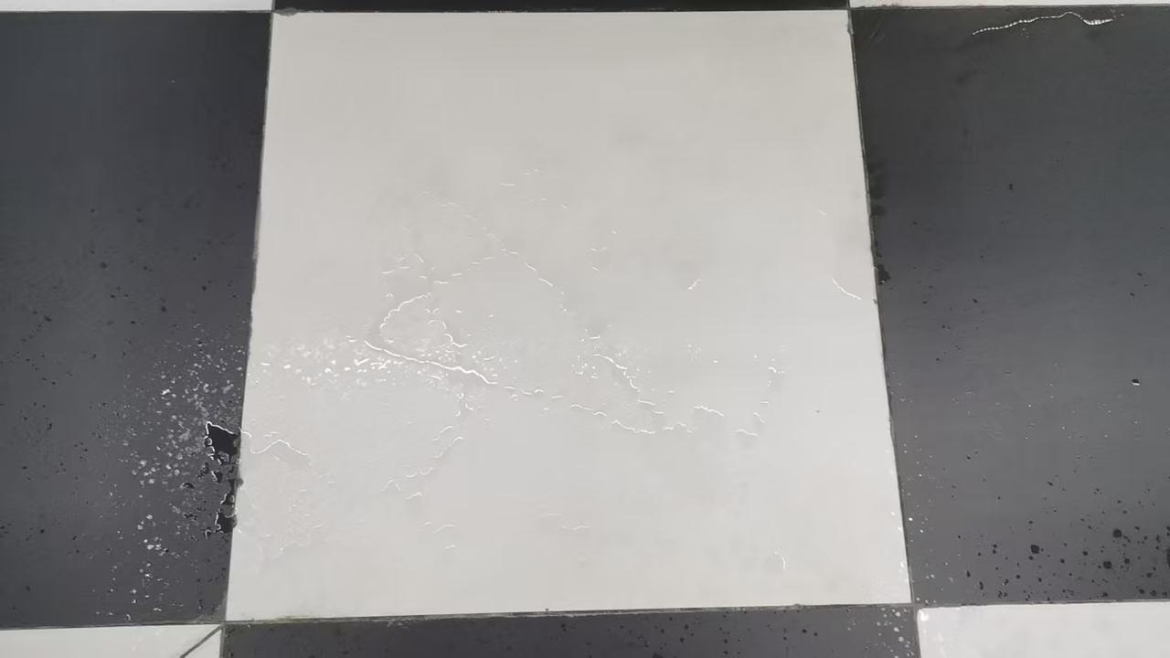 今天给公司做了一件好事。
自我入职以来，
公司楼上的地板就是白里透黄的，
多次听