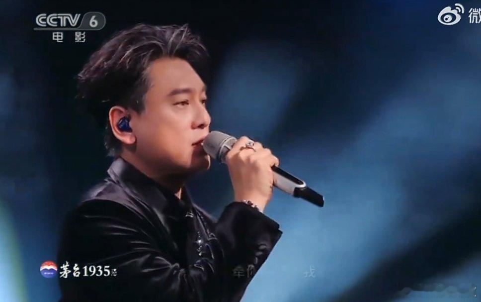 朱孝天一个人唱流星雨朱孝天独唱《流星雨》名场面！一个人唱完整首，演唱稳得住。台下