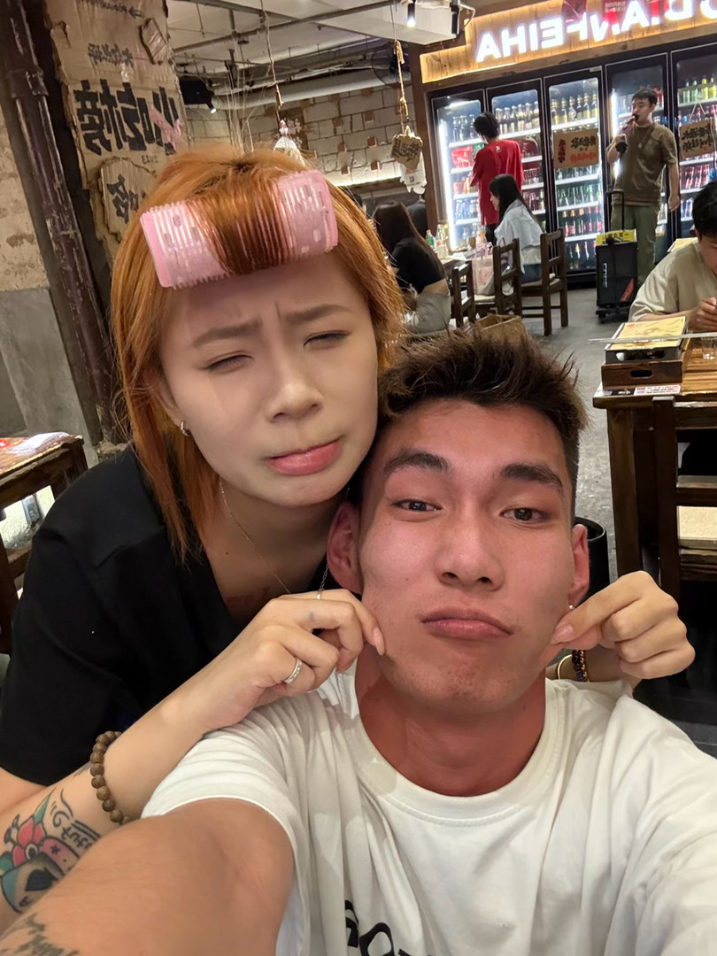 和闺蜜玩一晚上开心呀 