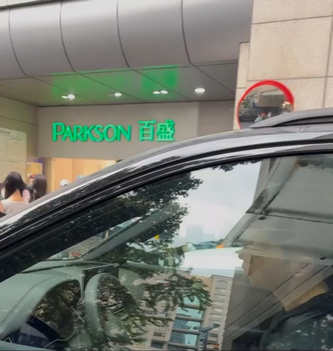 跟之前温州那个碰到去体育馆大巴窗户那个反应速度一样牛 