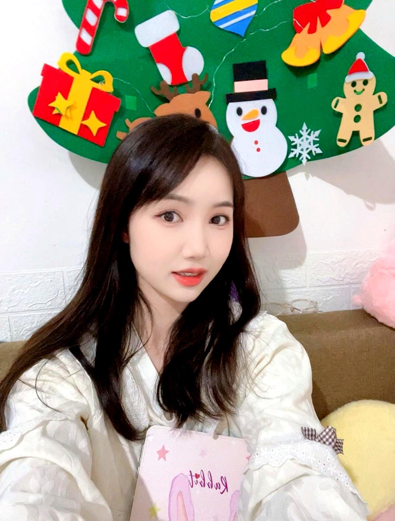 去年在故宫角楼拍夕阳，影子被拉得老长，93年山东姑娘小林突然停下：“要是身边有个