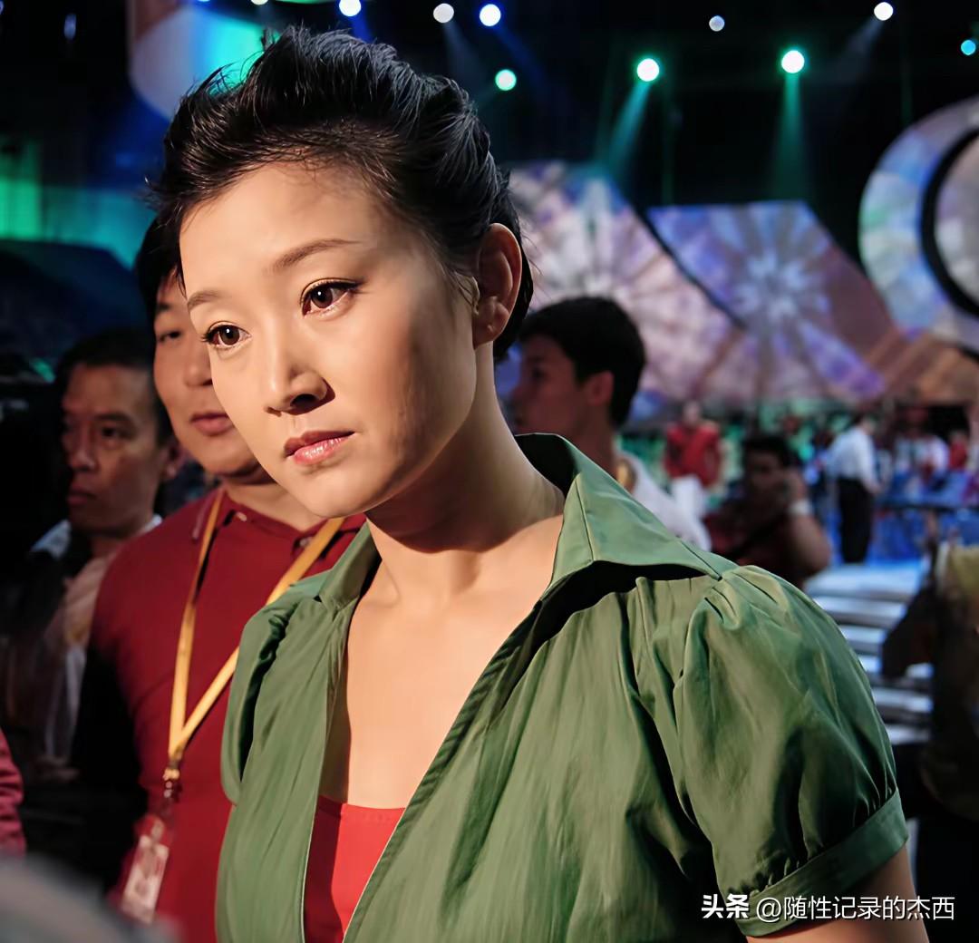 宋祖英，59岁的女人了，这美可以用冰清玉洁来形容，美得惊为天人，是一位低调人品好