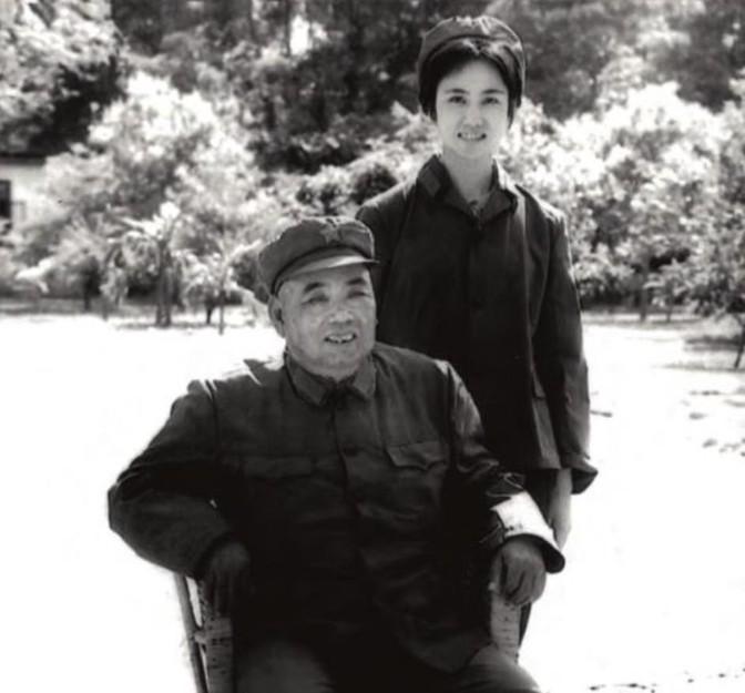 1985年，原南京军区司令许世友上将重病入院，小护士严密“监视”着他。1天，许司