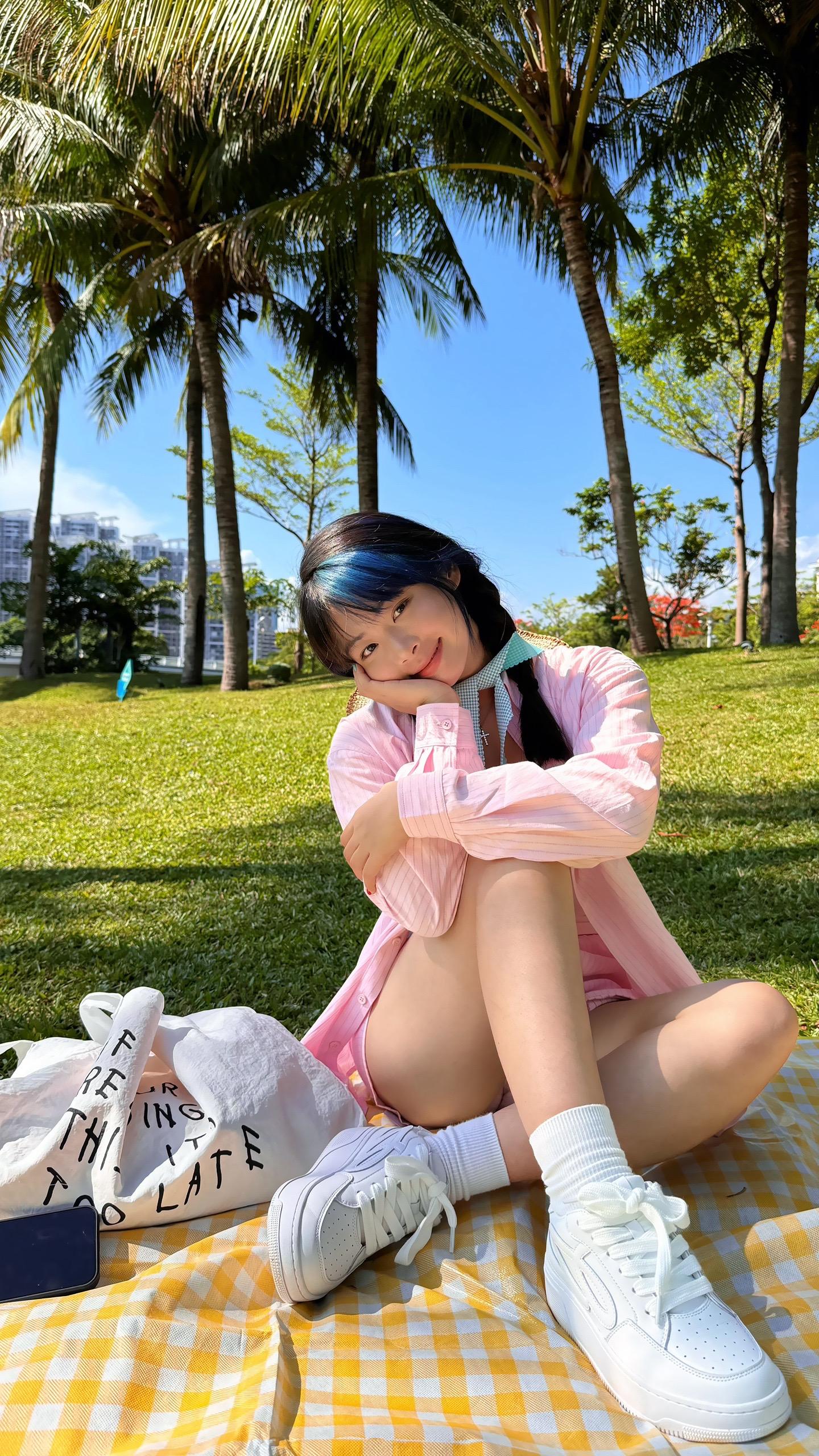 衬衫  短裤  白鞋  组成清爽的夏天。