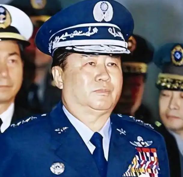 台湾首任军事大学校长，退役上将夏瀛洲说：当年佩洛西窜台，解放军趁势突破了海峡中线