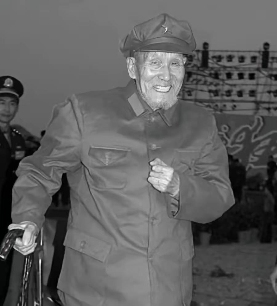 1935年，红二军团转战到石门一带，不少有志青年纷纷参军。这时，一位背着扁担的老