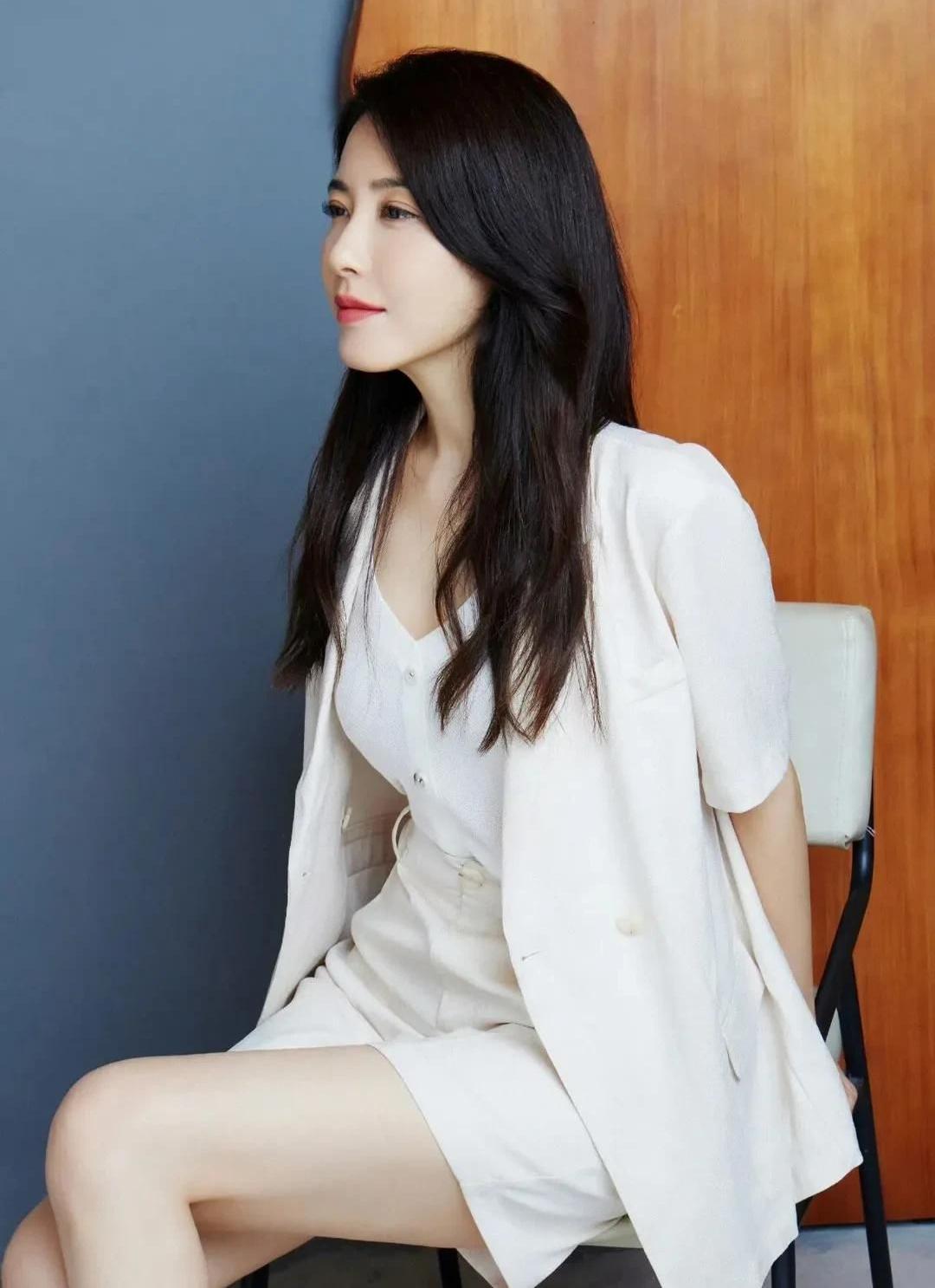 大家还记得这位女演员吗？

她今年49岁，出生于湖北荆州，满族人，毕业于中央戏剧