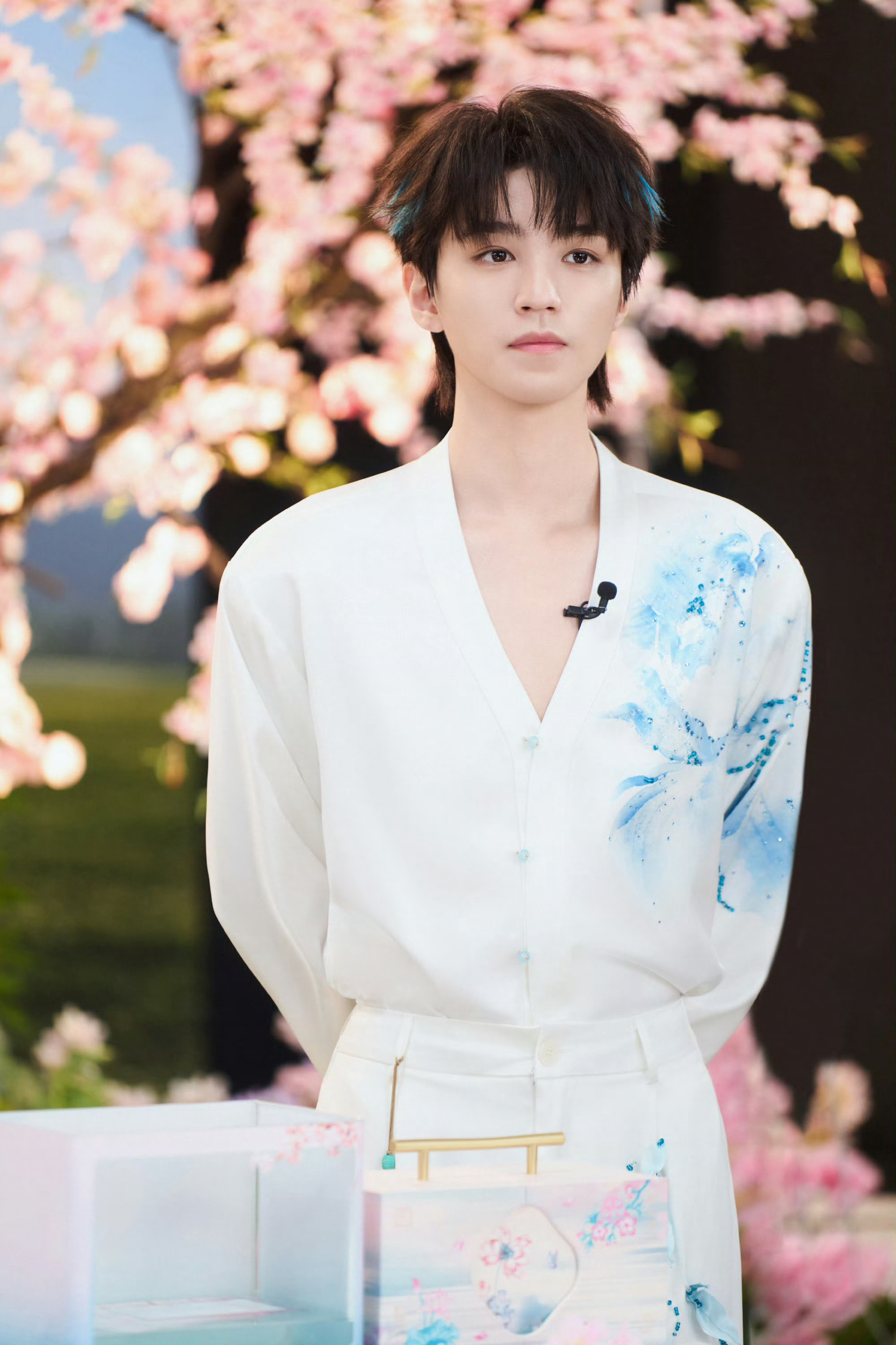 王俊凯国风造型出图王俊凯东方公子出图 啊啊啊啊啊啊啊今晚王俊凯直播造型工作室终于