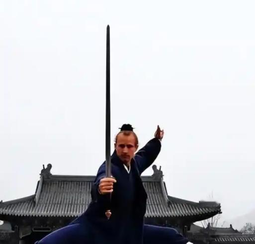 别急着给武当山的外国人鼓掌！两万多名外国人来学武当功夫，到底算文化输出，还是另一