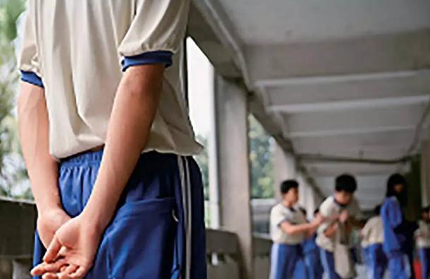 “顶格侮辱！”2023年4月河南许昌，初一男生上厕所蹲坑，被同学尿在头上，全身都