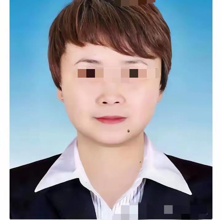 很多人问：为什么偏偏是万霞？答案其实很简单。
她是张雪峰愿意交付全部信任的人，手