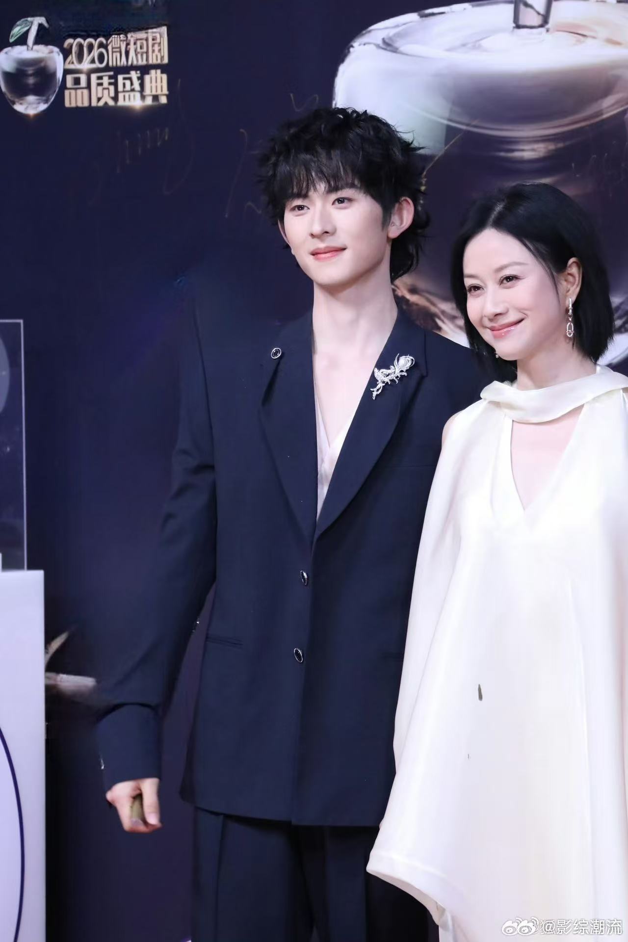 倪虹洁走完红毯天塌了微短剧品质盛典 谁看了不替倪虹洁捏一把汗，走红毯签名把自己礼