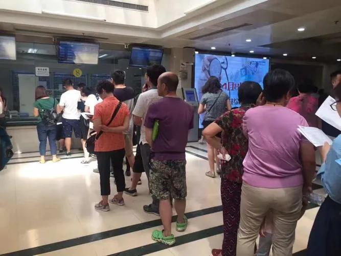 由于担心本市的医保新规规定，“在下次缴费以后的前三个月，个人医保卡是不能开通医保